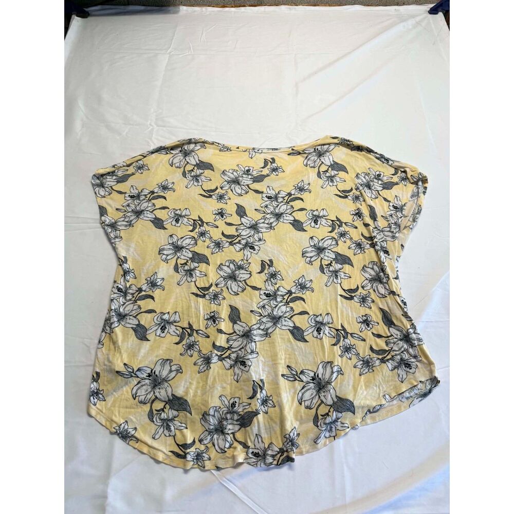 24/7 Maurices yellow floral shirt size 3